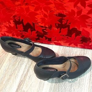 Michelle D Navy blue Mary Jane Heels size 9.5 M